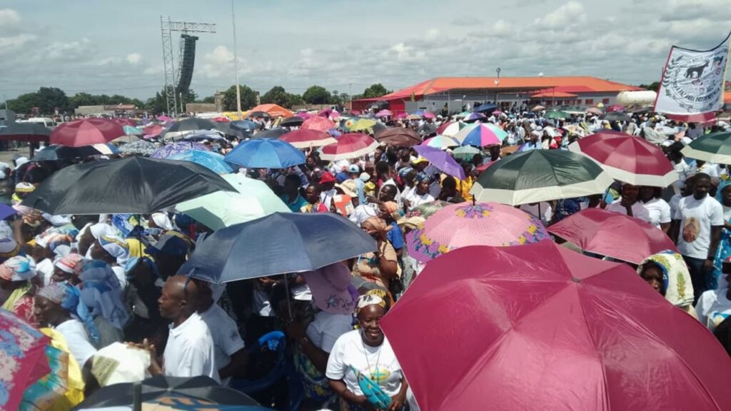 Crowds of people braved the heat and sun to attend Mass with Pope Leo XIV in Saurimo, Angola, on April 20, 2026. Credit: Raúl Kangombe Sapiti/ACI Africa.