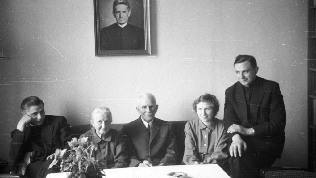 From left to right: Joseph Ratzinger, Jr.; Maria and Joseph Ratzinger (parents); Maria Jr.; and Georg Ratzinger. Vatican Media