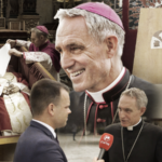 Arcivescovo Georg Gänswein viene intervistato