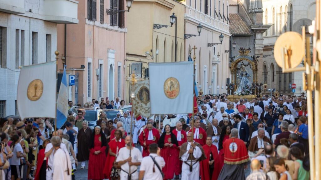 Roman Confraternities join the Venerable Archconfraternity of the Blessed Sacrament and Our Lady of Mount Carmel. Credit: Daniel Ibáñez/EWTN Vatican