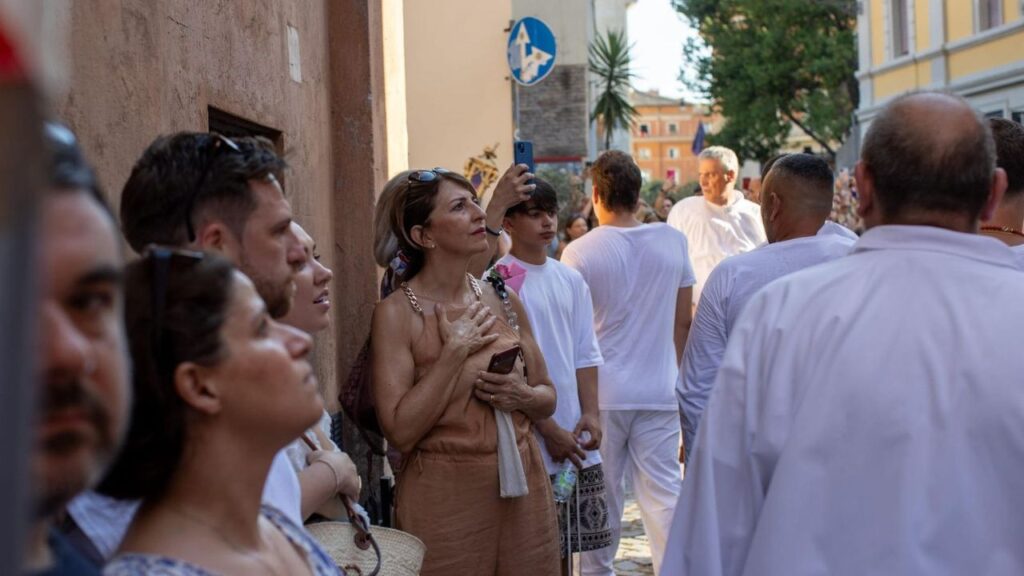 Many faithful join the procession. Credit: Daniel Ibáñez/EWTN Vatican
