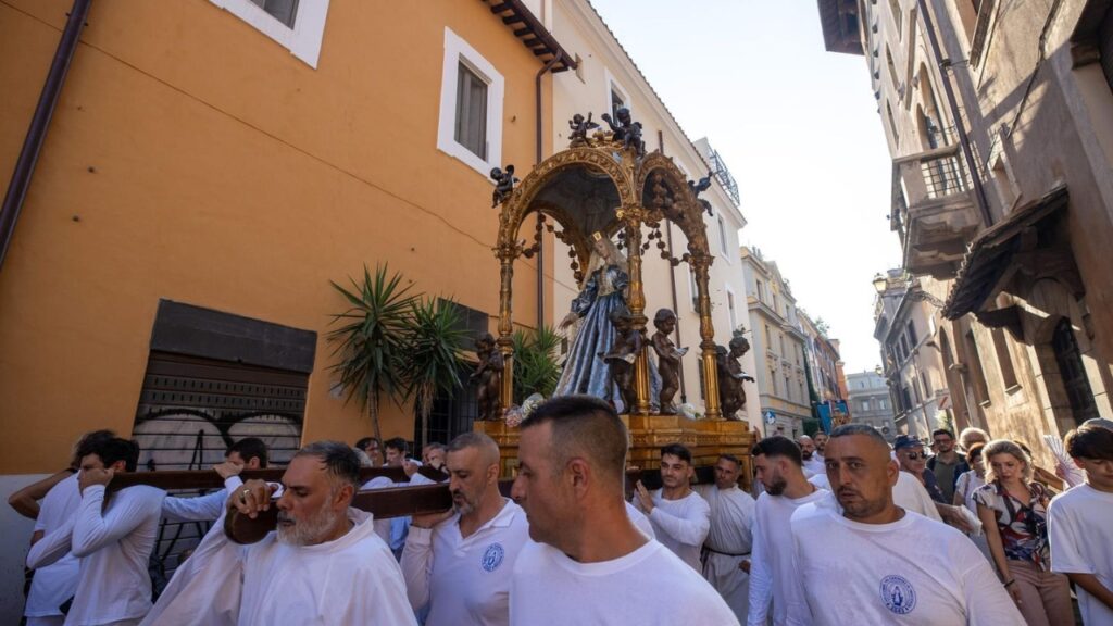 Men of the Archconfraternity carrying the statue through Trastevere. / Credit: Daniel Ibáñez/EWTN Vatican