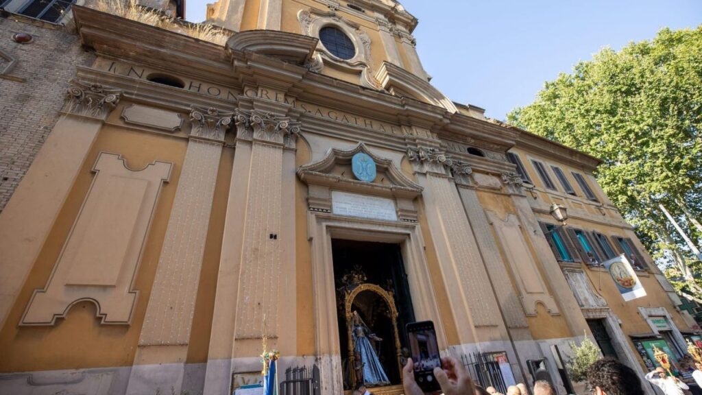 The beginning of the procession when the statue exits the Church of St. Agatha. / Credit: Daniel Ibáñez/EWTN Vatican